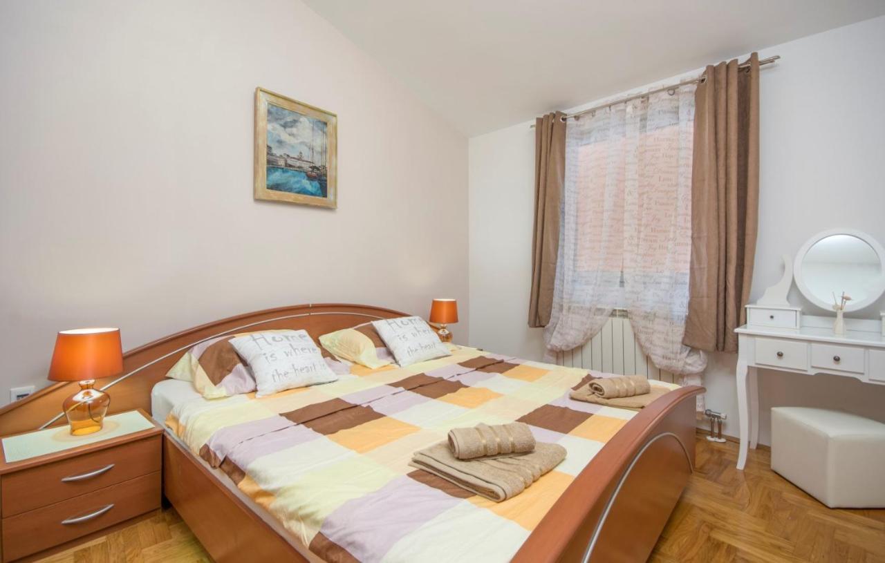 City Centre Sea View Apartment Пула Екстериор снимка