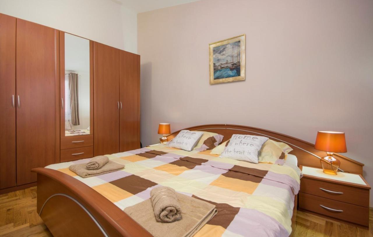 City Centre Sea View Apartment Пула Екстериор снимка